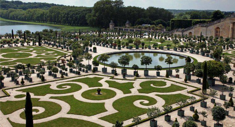 ¿Qué tipo de jardín tiene el palacio de Versalles?