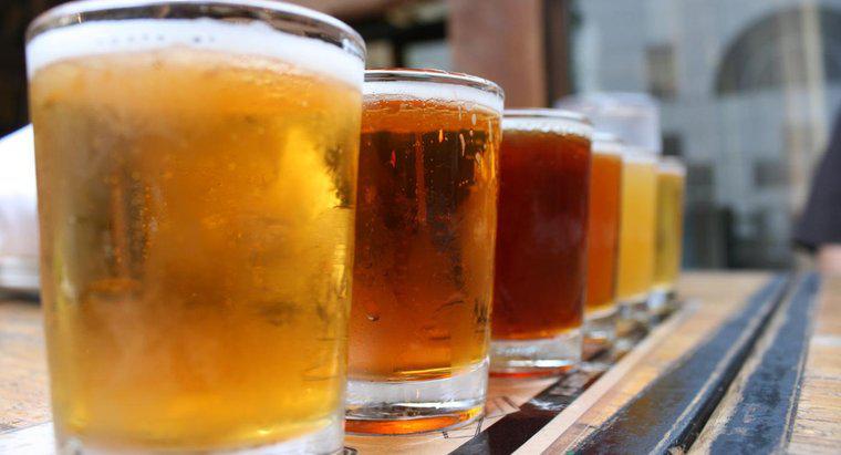 ¿Cuál es el contenido promedio de alcohol de la cerveza por volumen?
