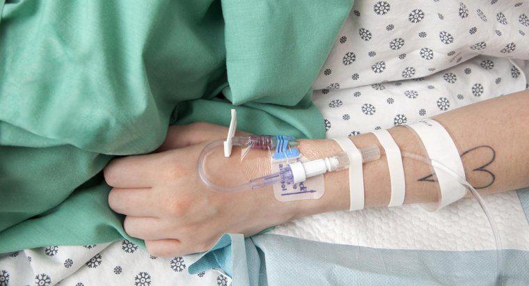 ¿Por qué los hospitales usan un goteo de solución salina en una inyección intravenosa?