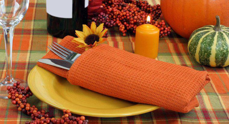 ¿Cuáles son algunas formas de decorar una mesa para el Día de Acción de Gracias?