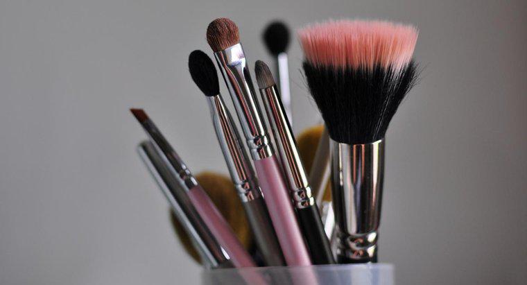 ¿Cómo se limpian los pinceles de maquillaje en casa?