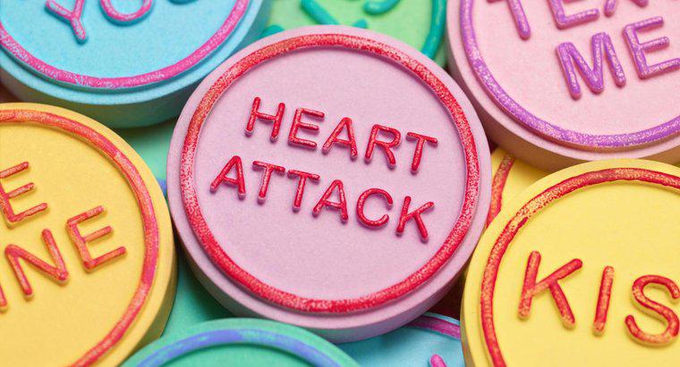 ¿Cuáles son los cuatro síntomas principales de un ataque al corazón?