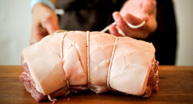 ¿Cuál es la mejor temperatura para hornear un asado de cerdo y cuánto tiempo se debe cocinar por libra?