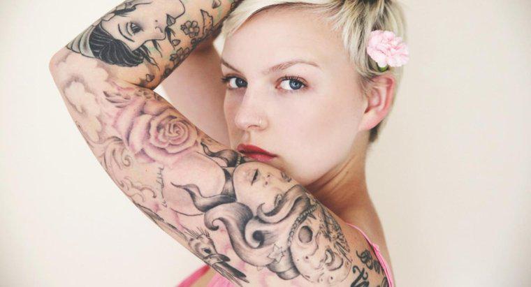 ¿Cuáles son las posibles complicaciones asociadas con el uso de la tinta rosa para tatuajes?