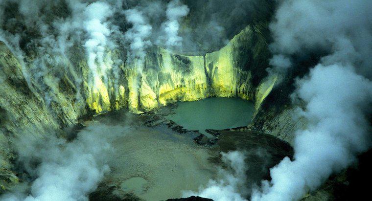 ¿Qué gases son producidos por erupciones volcánicas?