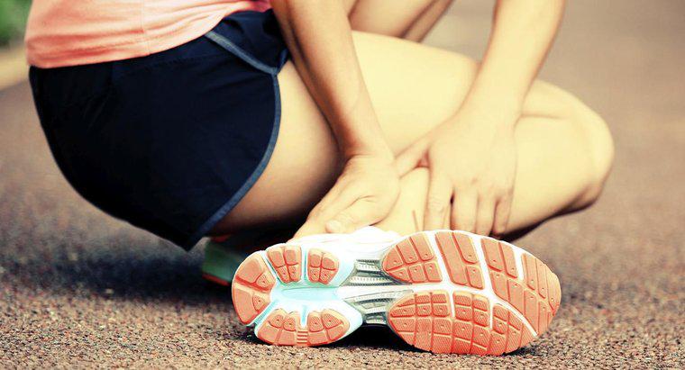 ¿Cuáles son algunas causas de entumecimiento, hormigueo y dolor en los pies?