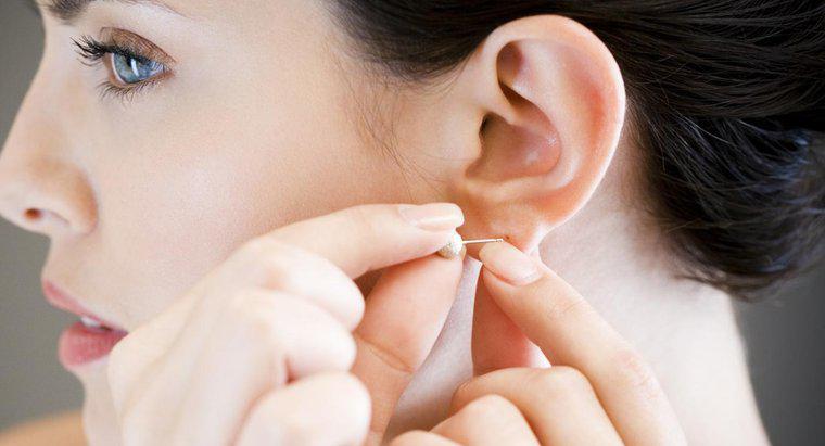 ¿Cuál es el significado de un pendiente en la oreja izquierda?