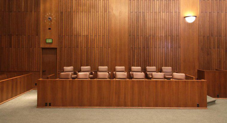 ¿Cuándo se permitieron las mujeres por primera vez en los jurados?