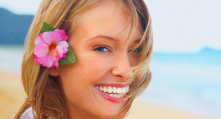 ¿Qué lado debería una mujer llevar una flor hawaiana en su cabello?