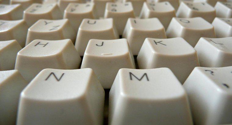 ¿Dónde está la tecla de subrayado en un teclado de computadora?