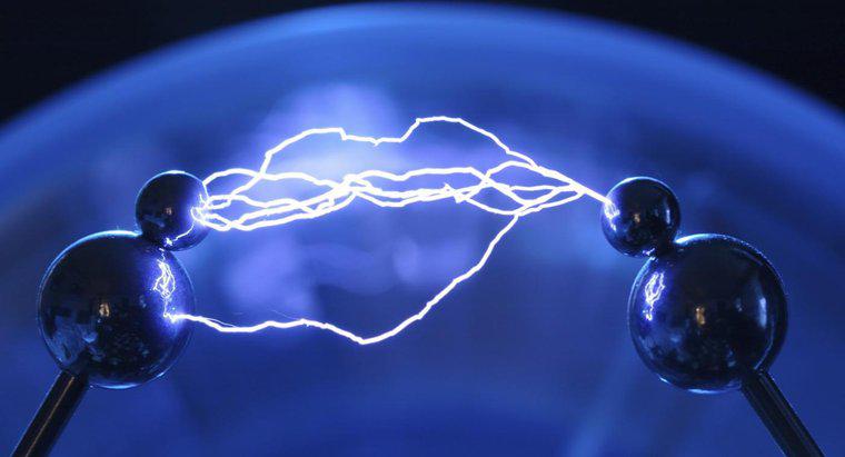 ¿Qué causa los campos eléctricos?