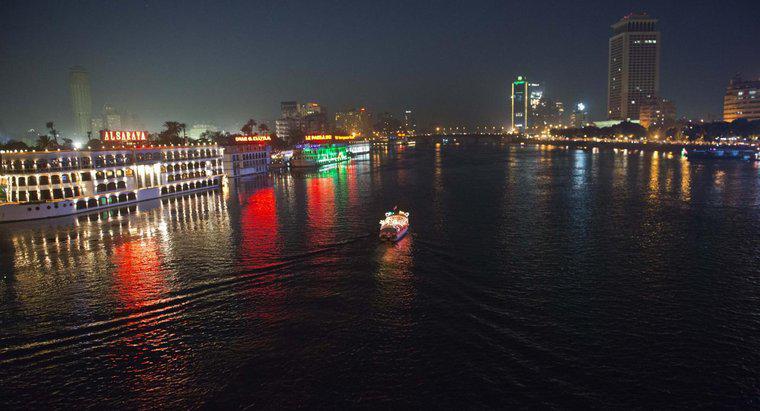 ¿Qué pueblos y ciudades están a lo largo del río Nilo?