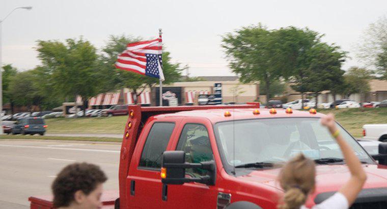 ¿Por qué la gente cuelga la bandera americana al revés?