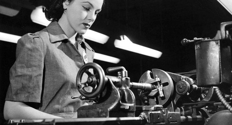 ¿Cuál fue el salario semanal promedio de una trabajadora de fábrica en 1944?