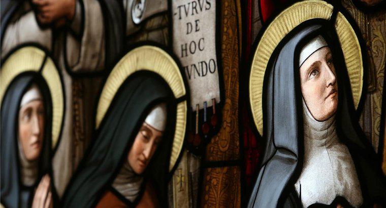¿Cuáles son algunos de los nombres de santos femeninos comunes utilizados para la confirmación?