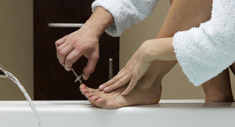 ¿Qué causa las manchas blancas en las uñas de los pies?