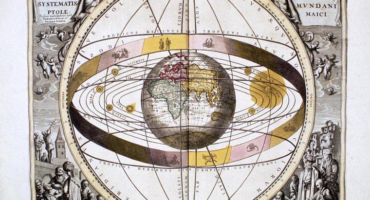 ¿Cuál fue la teoría de Ptolomeo del sistema solar?