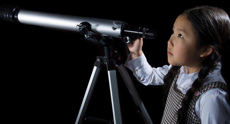 ¿Cuál es el propósito principal de un telescopio astronómico?
