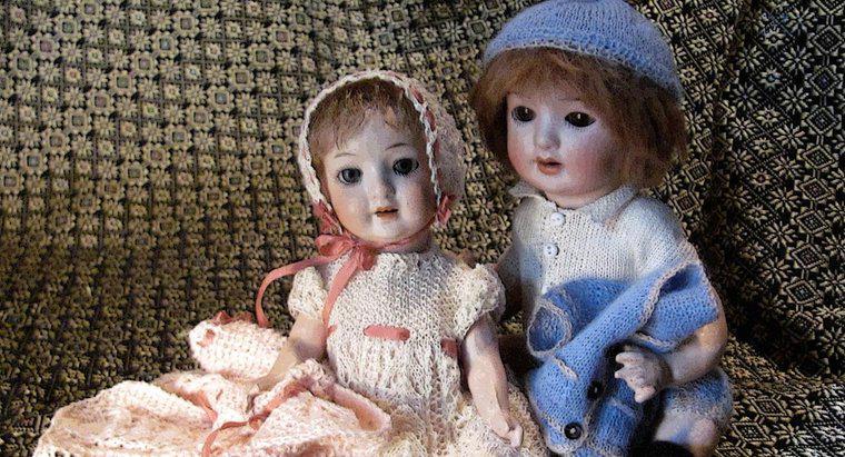 ¿Qué factores contribuyen al valor de las muñecas antiguas?