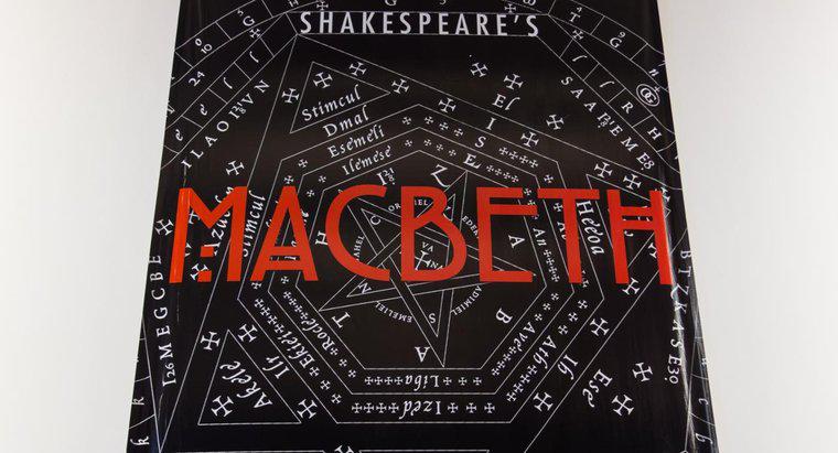 ¿Qué razón da Macbeth por matar a los dos guardias de Duncan?