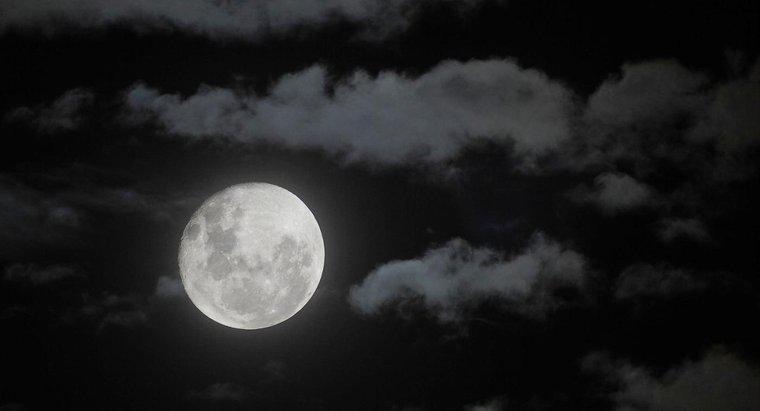 ¿Cuánto tarda la luna en girar sobre su eje?