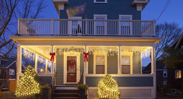 ¿Cómo colgar luces de Navidad en revestimiento de vinilo?