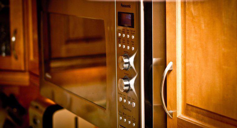 ¿Cómo cambia la bombilla en un horno de microondas Panasonic?
