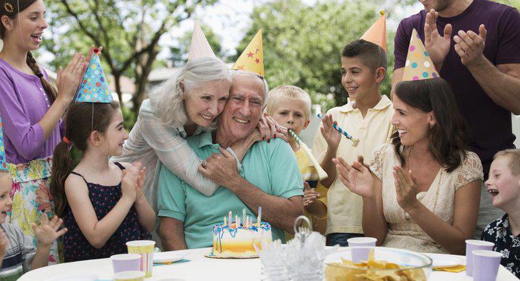 ¿Cuáles son los temas divertidos para una fiesta de cumpleaños número 65?